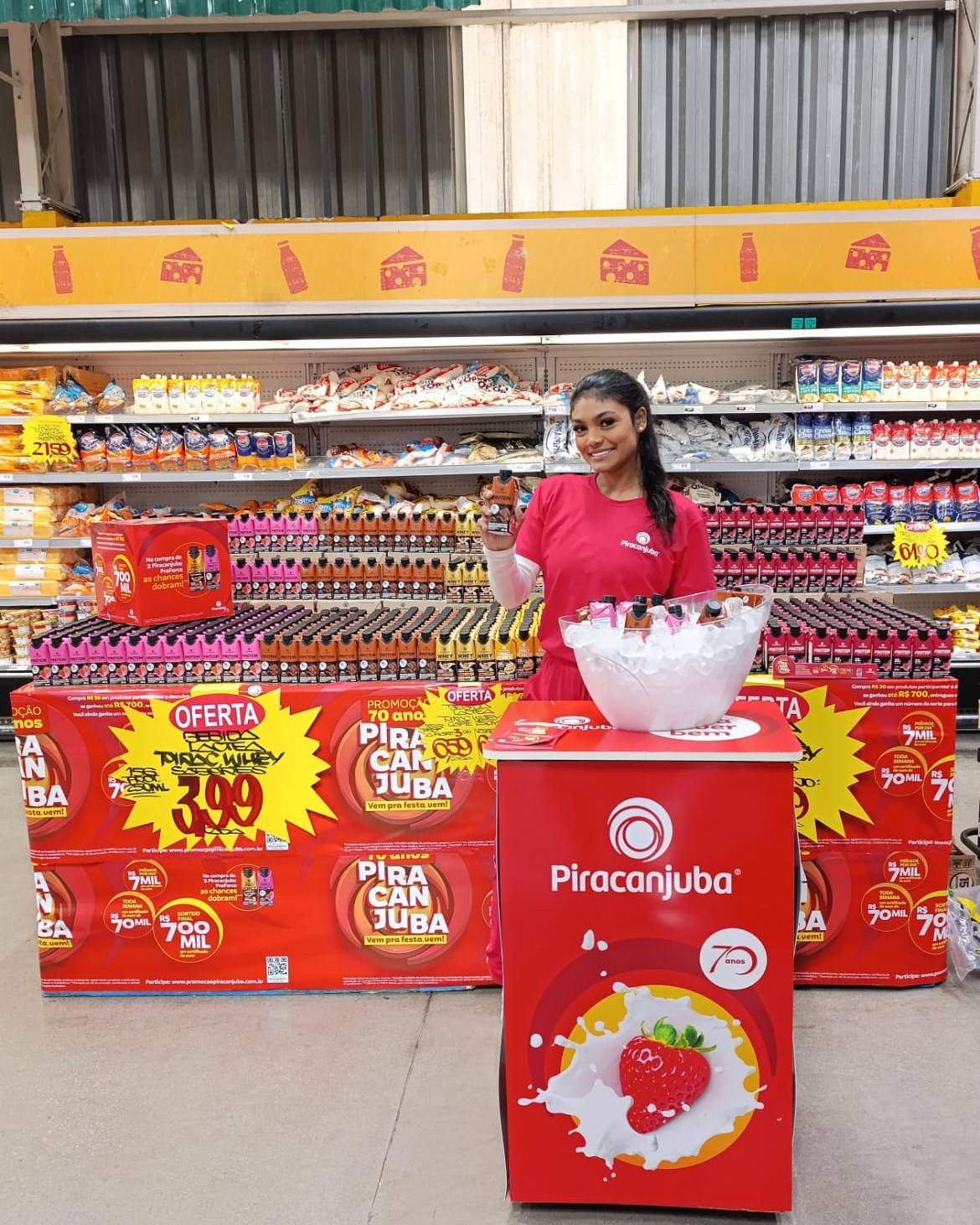 Promotora da HAVC em ponto extra da Piracanjuba montado em corredor de supermercado