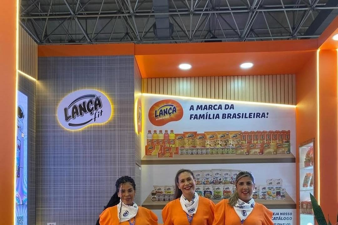 Equipe de promotoras da HAVC uniformizada em stand de acao promocional