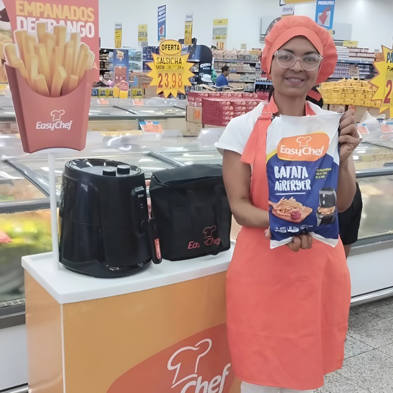 Demonstracao de produto Easy Chef com airfryer em area de congelados do supermercado