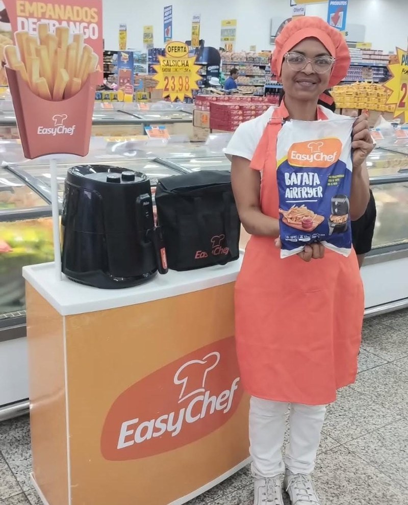 Promotora da HAVC apresentando embalagem Easy Chef em stand de demonstracao no varejo
