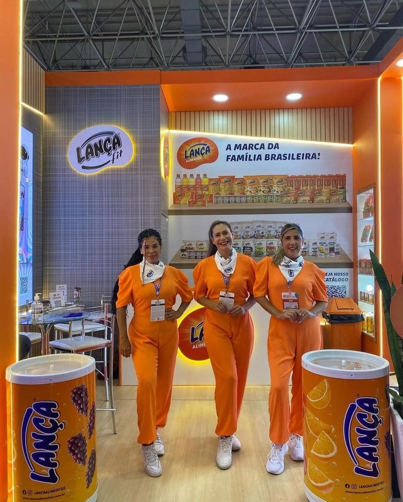 Equipe de promotoras da HAVC no stand da Lanca Alimentos em feira do setor