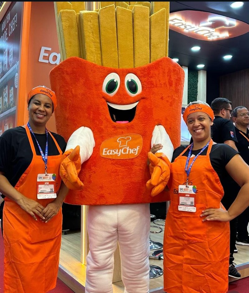 Promotoras da HAVC com o mascote da Easy Chef no estande da feira SRE Trade Show, no Rio de Janeiro