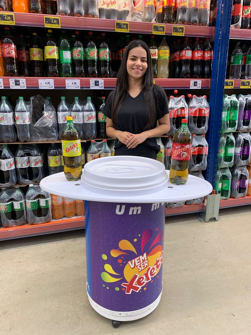 Acao de abordagem da marca Xereta em corredor de bebidas do supermercado